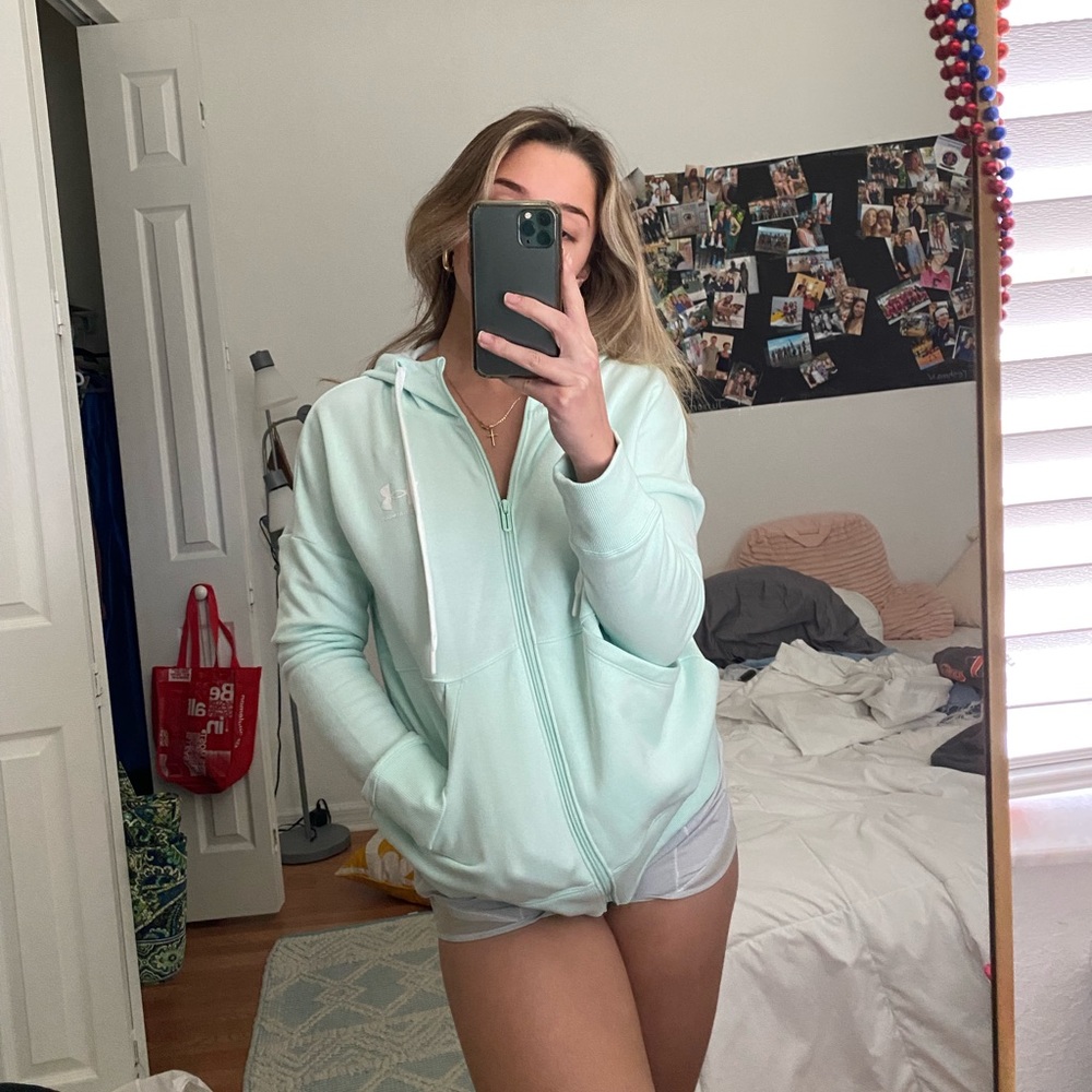 Under armour zip up jacket🤍